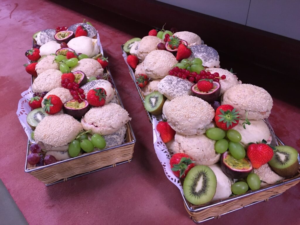 Broodjesbuffet deluxe met vers belegde broodjes voor een receptie of bedrijfslunch